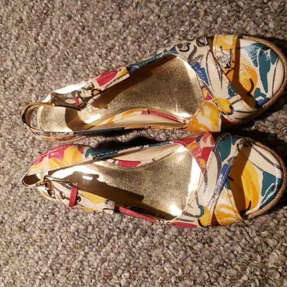 **BRAND NEW** Franco Sarto Multi-Colored Floral Wedges Size 6 1/2 US - Picture 2 of 6